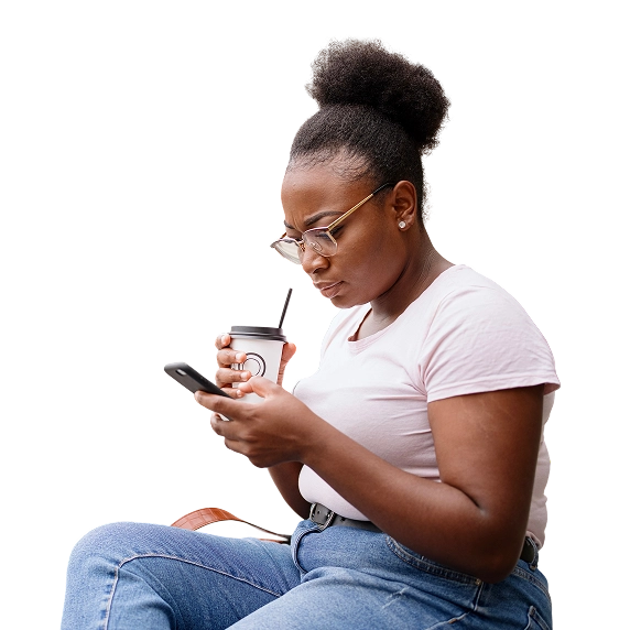 Pessoa Bebendo e olhando no celular