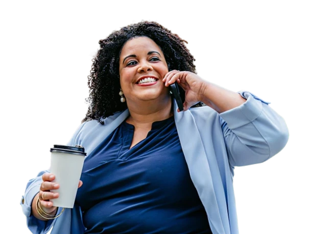 Pessoa no telefone sorrindo